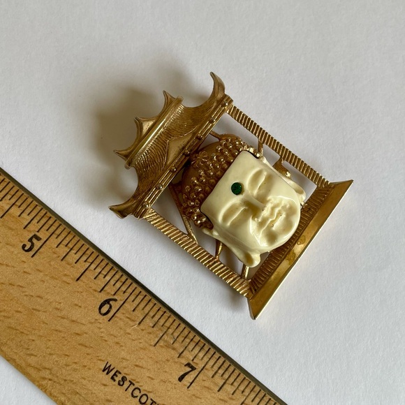 Vintage 1960s Selro Buddha Brooch Framed In Goldtone Pagoda - Picture 5 of 8